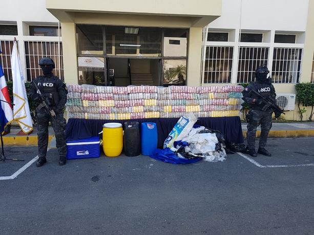 Ocupan 444 paquetes de cocaina en la costa de spm hay dos detenidos