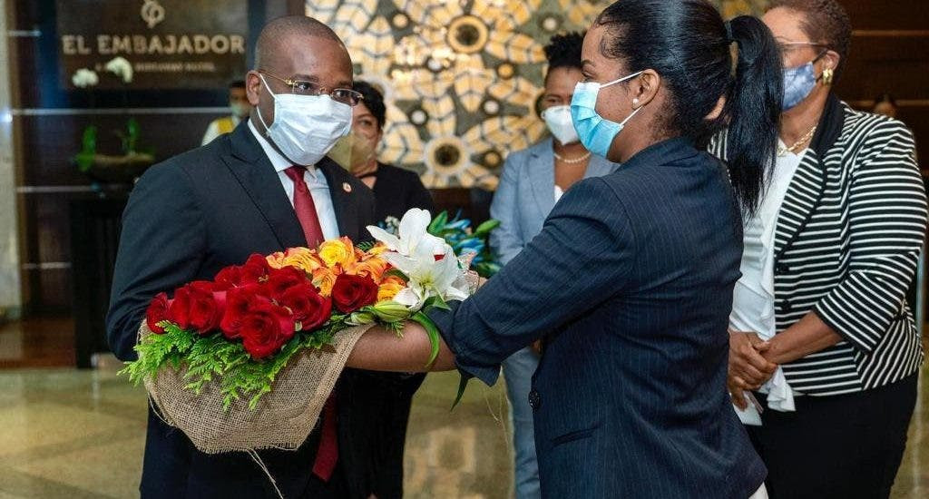 Canciller haitiano Claude Joseph recibiendo flores de bienvenida a la Republica Dominicana 1024x550