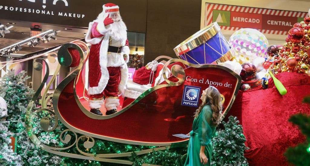 Pamela Sued junto a Santa en la apertura de la navidad de Agora Mall scaled e1606228162630 1024x550