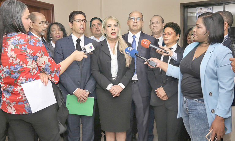 Foto 1 la presidente del colegio de notarios laura sanchez jimenez y miembros del gremio 768x461