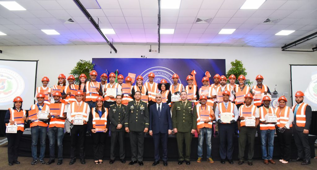 Canciller Miguel Vargas y el director de la Defensa Civil 1024x550