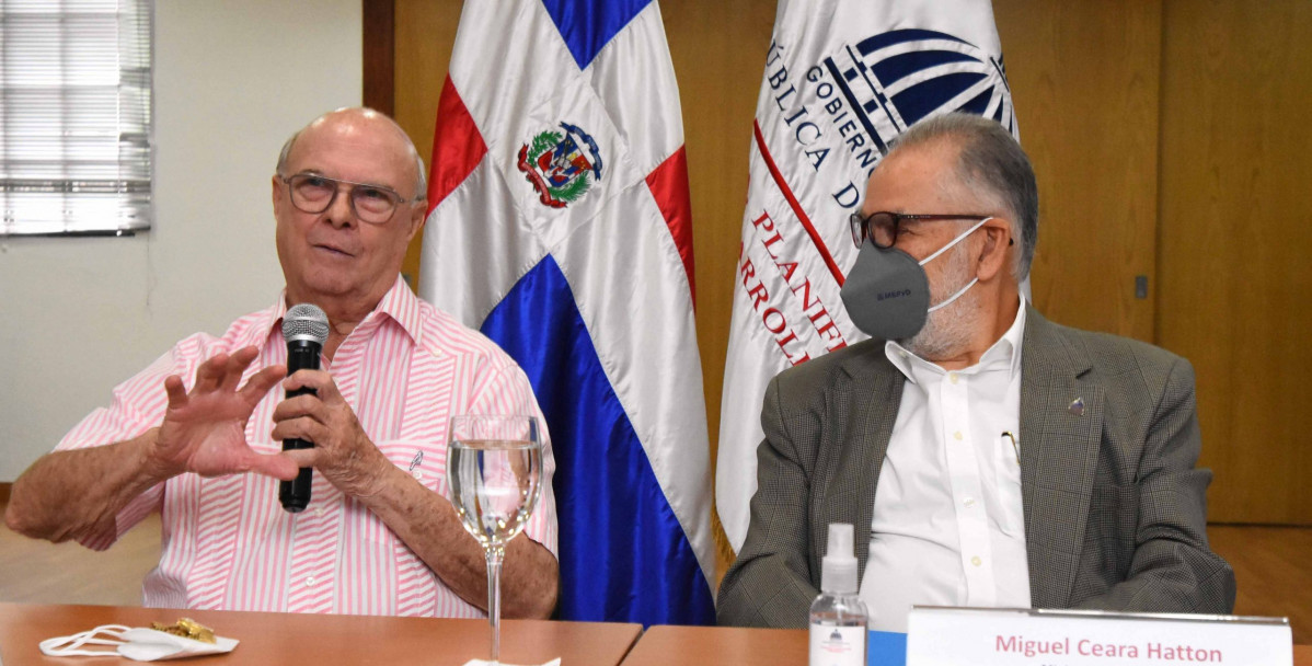 MIGUEL CEARA HATTON Hipolito Mejia visita el Mepyd 57 scaled e1621267776353