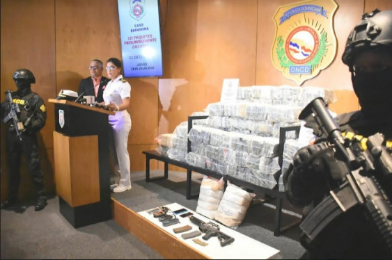 Rueda de prensa en la que la DNCD mostró la droga decomisxada en Barahona. (1)