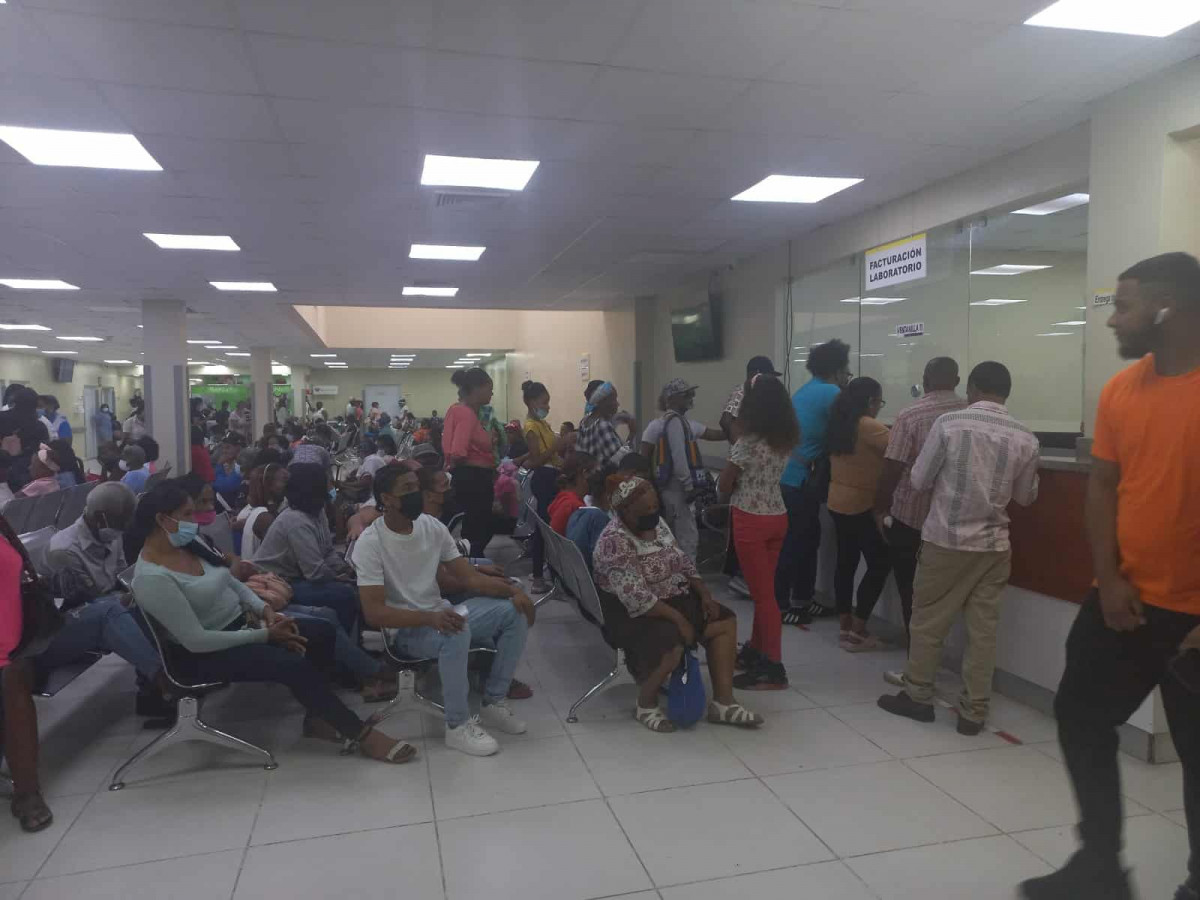 Un grupo de personas en un salon ec4baefe