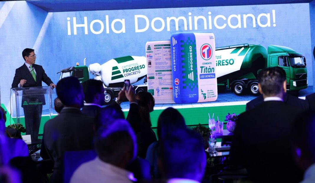 Enrique Garcia director Caribe de Cempro presenta la nueva imagen de Cemento Titan 1068x622