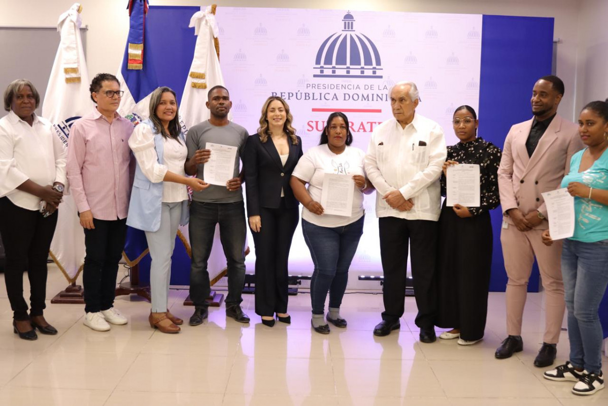 Gloria Reyes y Josu00e9 Garcu00eda Ramu00edrez, directores de Supu00e9rate y Conape, respectivamente, en compau00f1u00eda de ejecutivos institucionales y personas cuidadoras de Azua