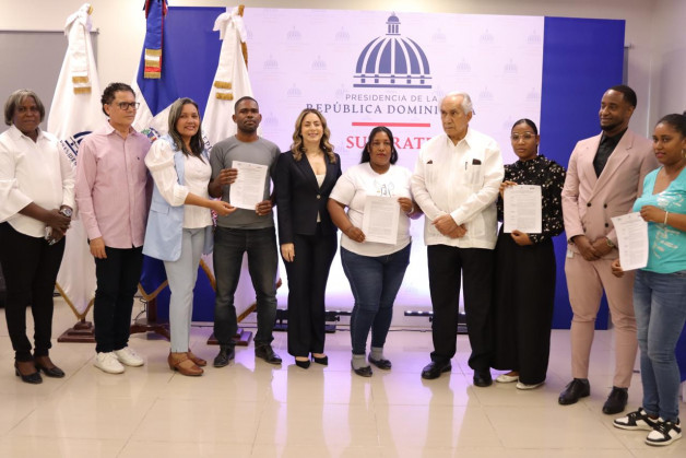Gloria Reyes y José García Ramírez, directores de Supérate y Conape, respectivamente, en compañía de ejecutivos institucionales y personas cuidadoras de Azua