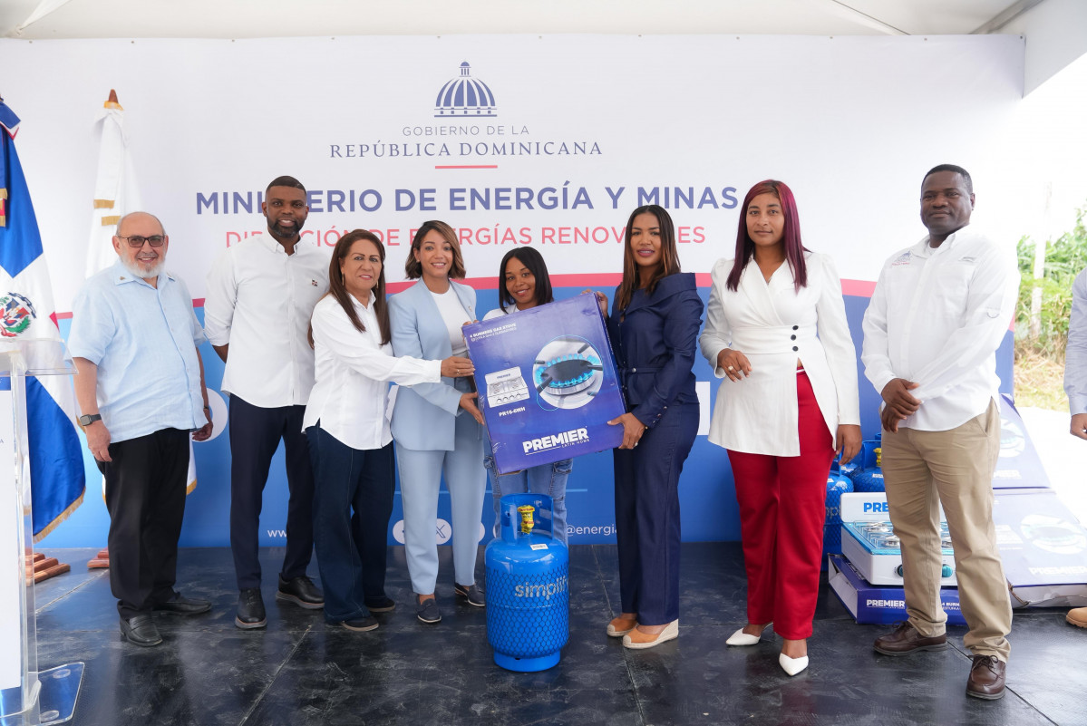 Uno de los cien beneficiarios recibe su kits
