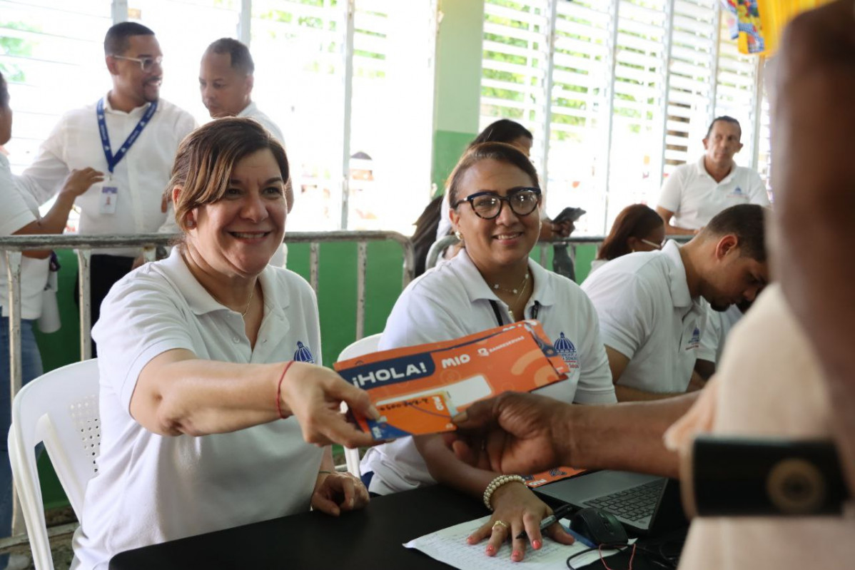 Personal de la Direcciu00f3n de Desarrollo Social Supu00e9rate entrega tarjeta de beneficiario a comunitaria del municipio de Guerra
