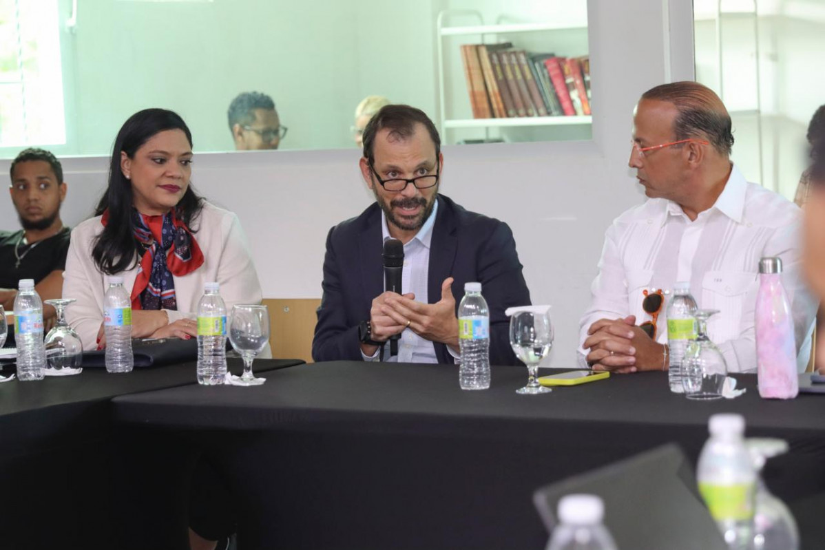 William Wiseman, del Banco Mundial, durante una reuniu00f3n de trabajo en el CSCS de Boca Chica.