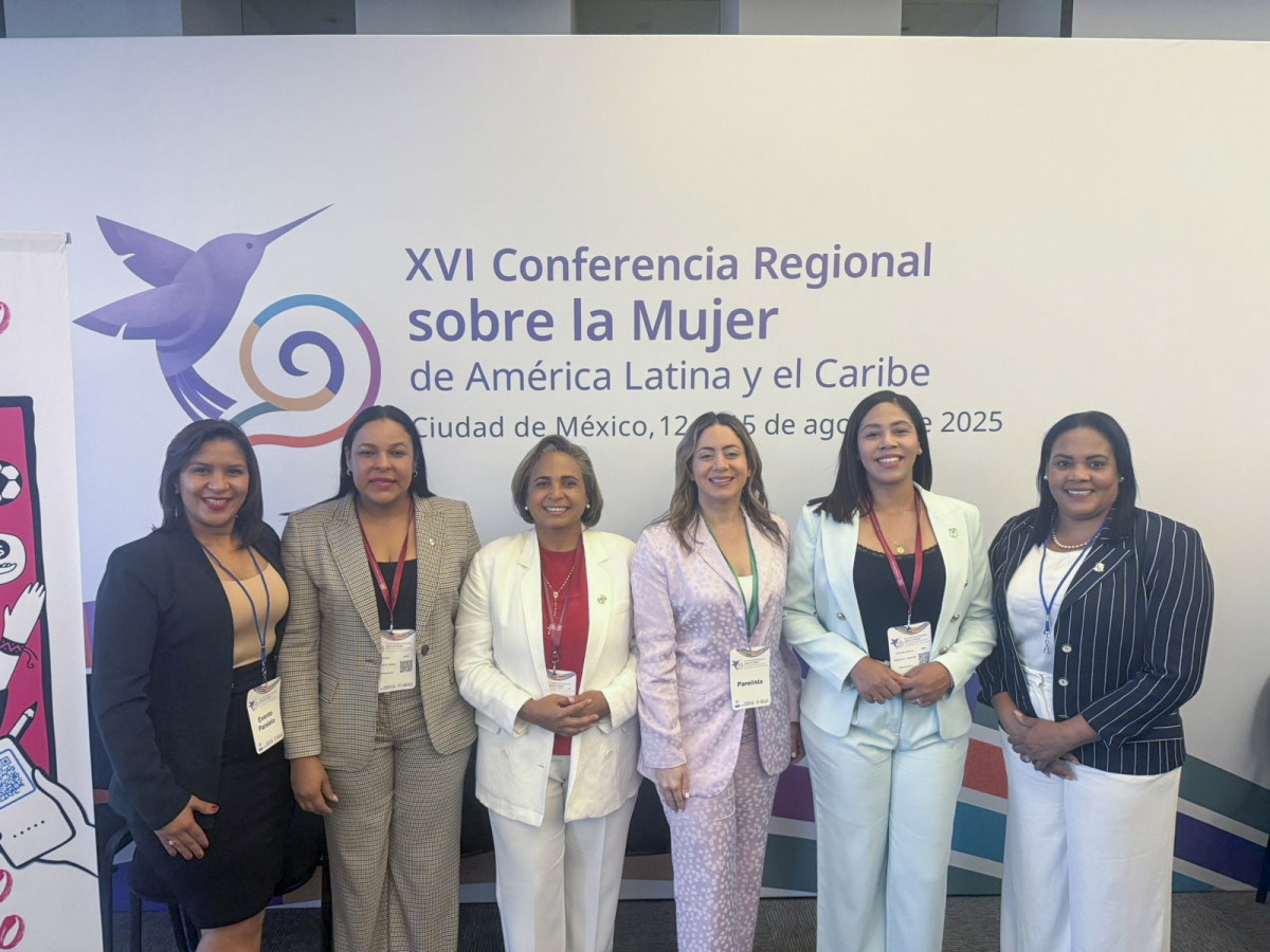 Junto a Gloria Reyes, directora de la DDSS, las diputadas Damarys Vu00e1squez, Stamy Colu00f3n, Melina Su00e1nchez, Marleni Jimu00e9nez, Lourdes de Jesu00fas, y Dorina Rodru00edguez.
